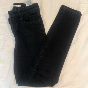 Levis black 721 high rise skinny jean size 28